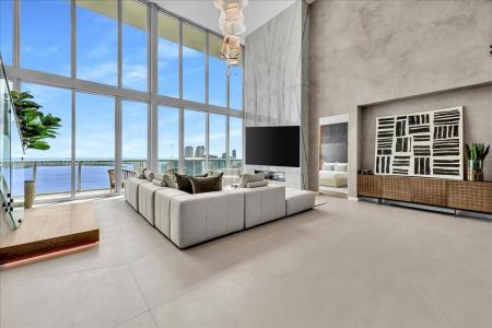 888 Biscayne Blvd PH 5704, Miami, Florida 33132, USA