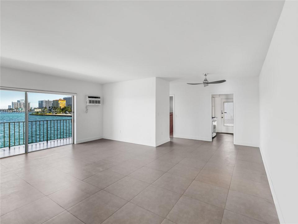 7921 East Dr 15, North Bay Village, Floride 33141, États-Unis