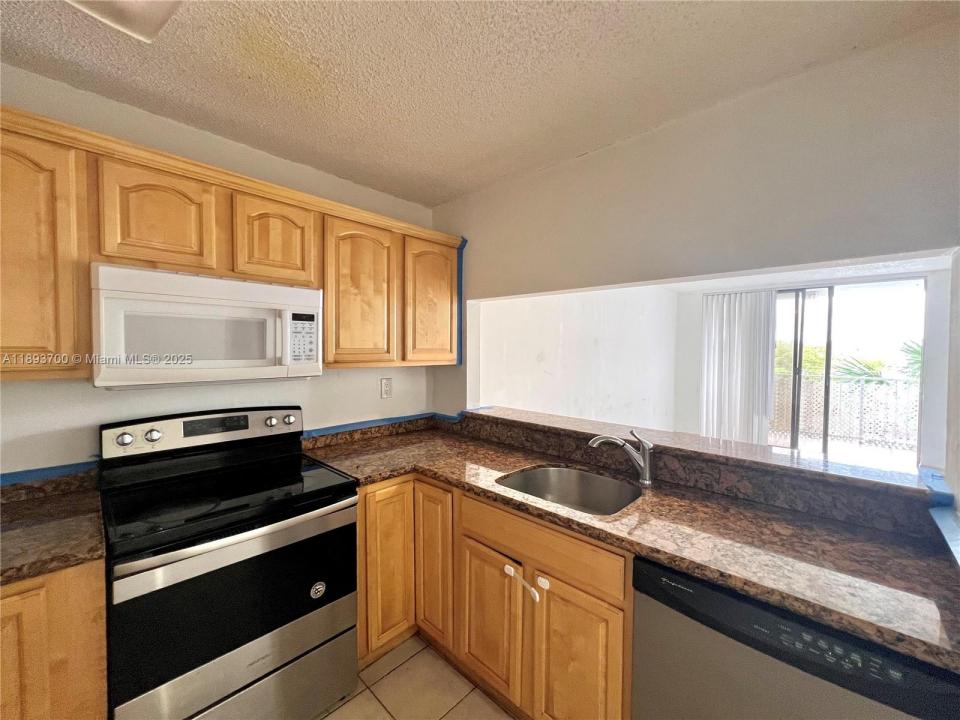 8185 NW 7th St 421, Miami, Florida 33126