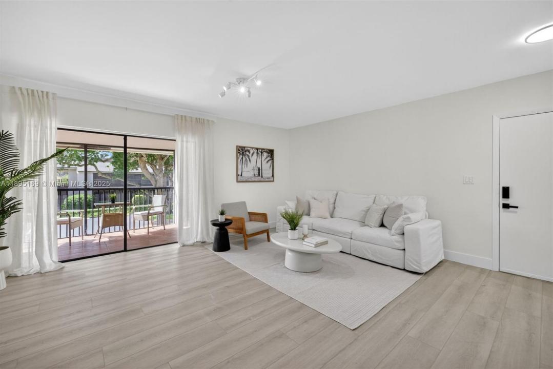 261 Deer Creek Blvd 1205, Deerfield Beach, Floryda 33442, USA