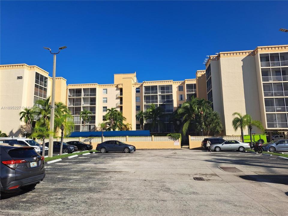 2935 NE 163rd St 2Q, North Miami Beach, Floride 33160, États-Unis