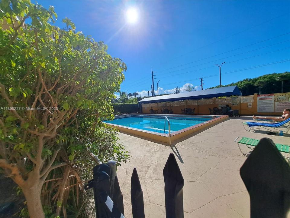 2935 NE 163rd St 2Q, North Miami Beach, Floride 33160, États-Unis