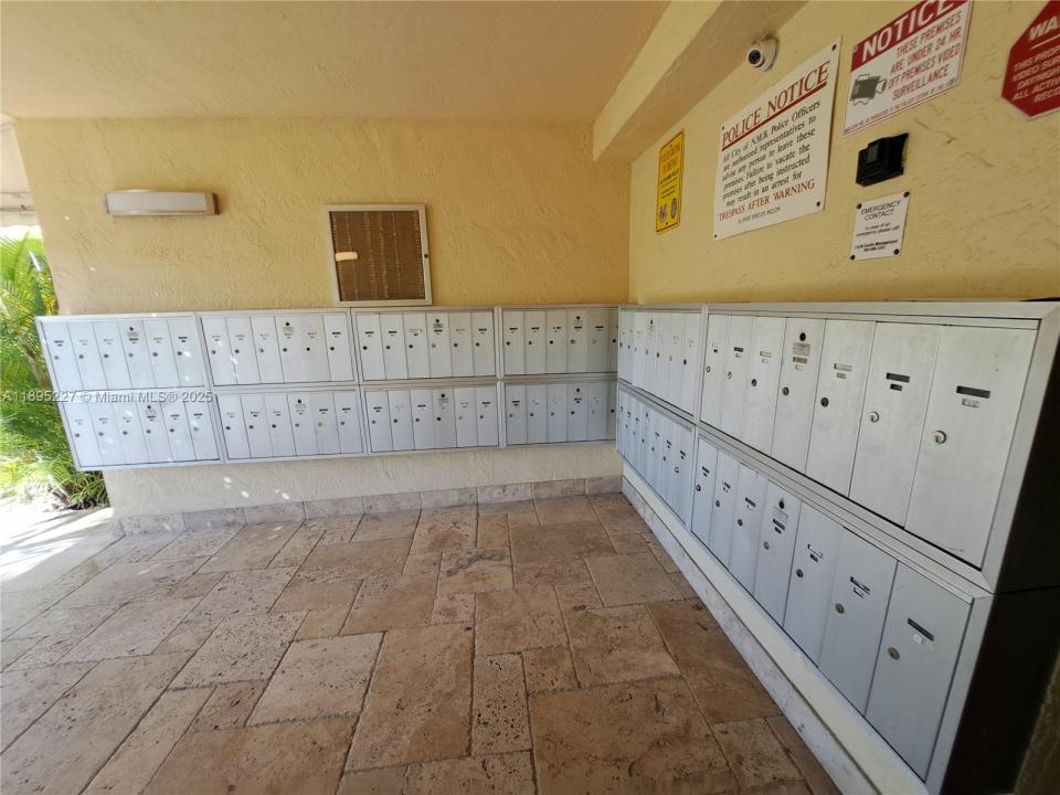 2935 NE 163rd St 2Q, North Miami Beach, Floride 33160, États-Unis