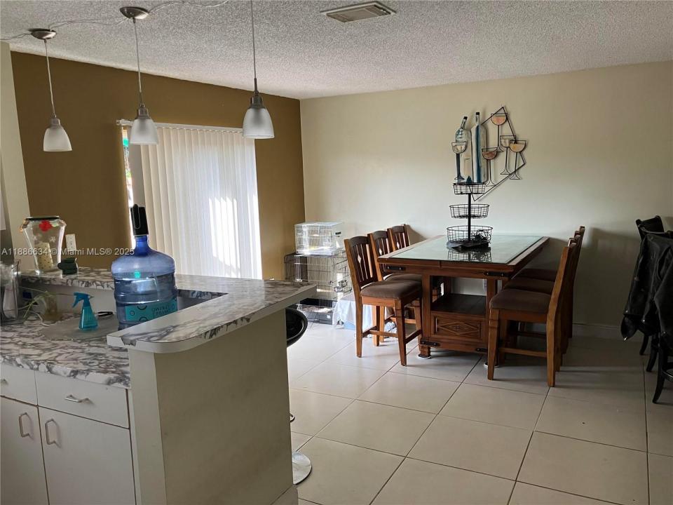 6970 NW 174th Ter 404, Hialeah, Floryda 33015, USA