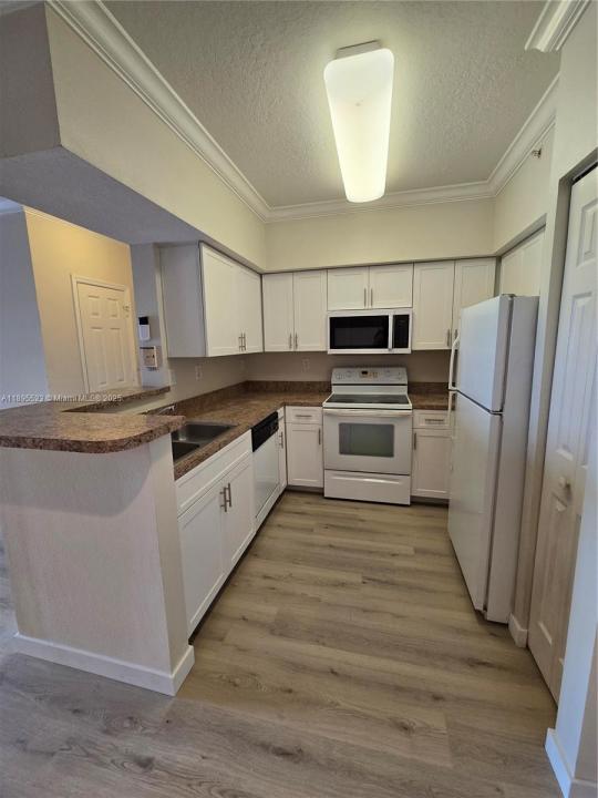 11630 SW 2nd St 17306, Pembroke Pines, Florida 33025, Amerika Birleşik Devletleri
