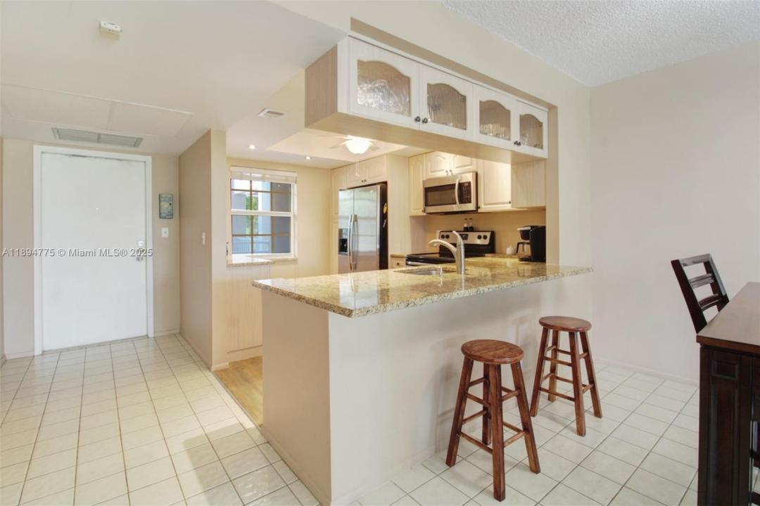605 Oaks Dr 305, Pompano Beach, Florida 33069, USA