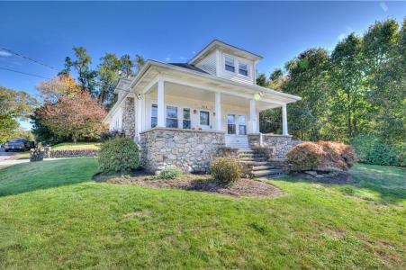 586 Oaklawn Avenue, Cranston, Rhode Island 02920