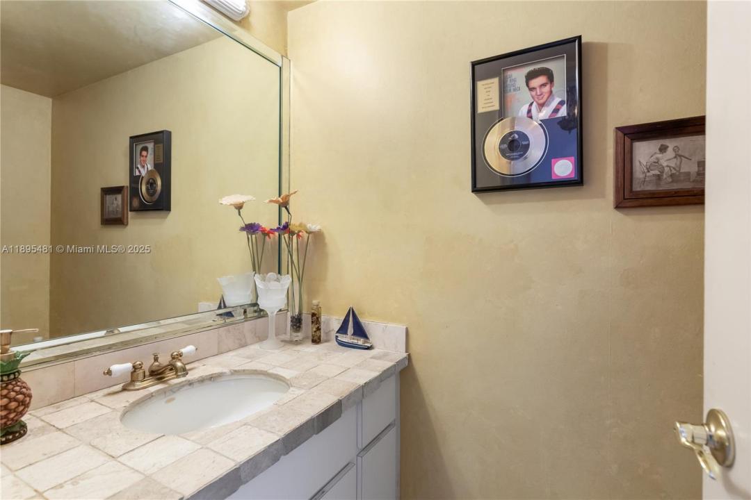 214 Poinciana Dr 204, Sunny Isles Beach, Florida 33160, HOA KỲ