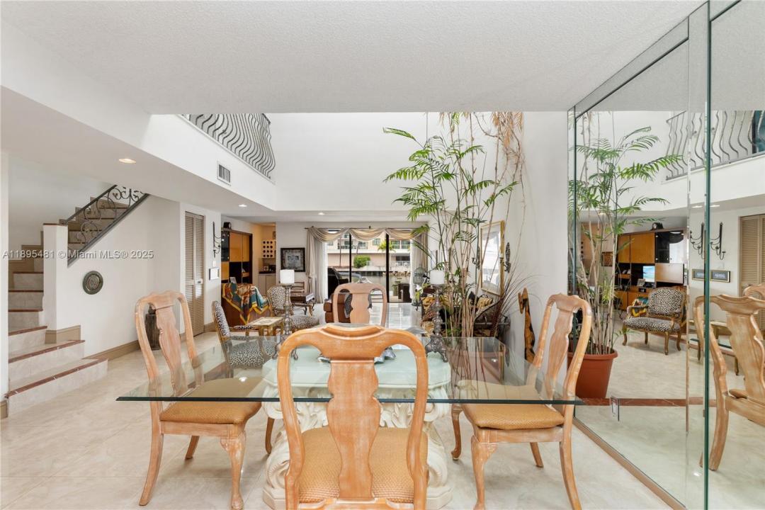 214 Poinciana Dr 204, Sunny Isles Beach, Florida 33160, HOA KỲ