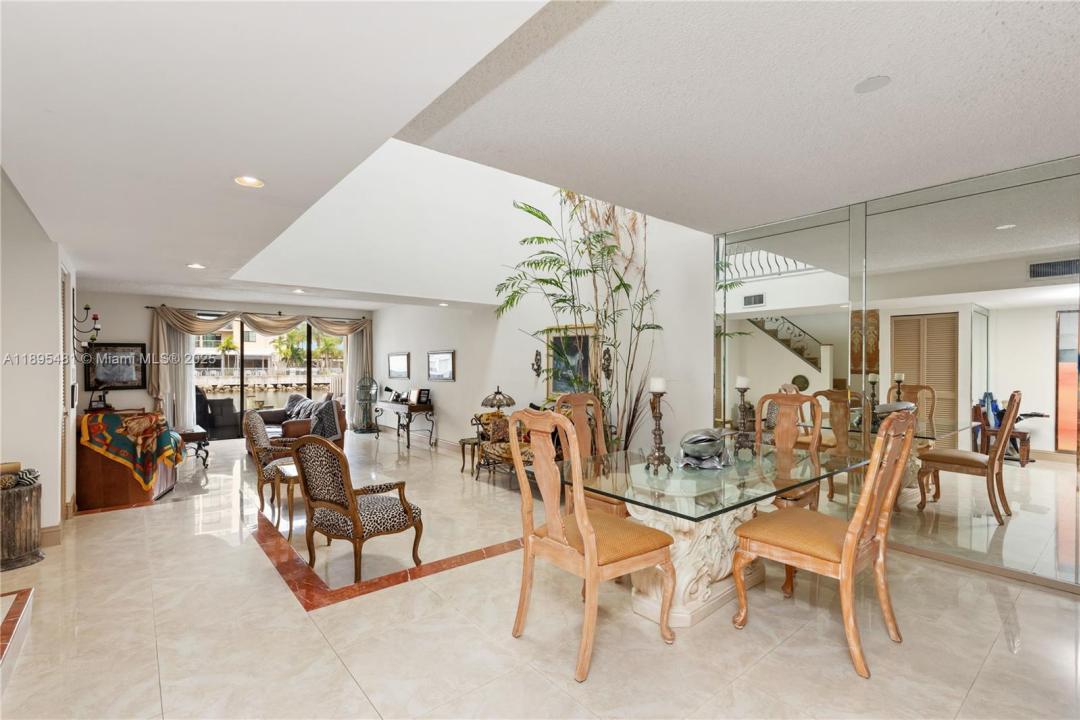 214 Poinciana Dr 204, Sunny Isles Beach, Florida 33160, HOA KỲ