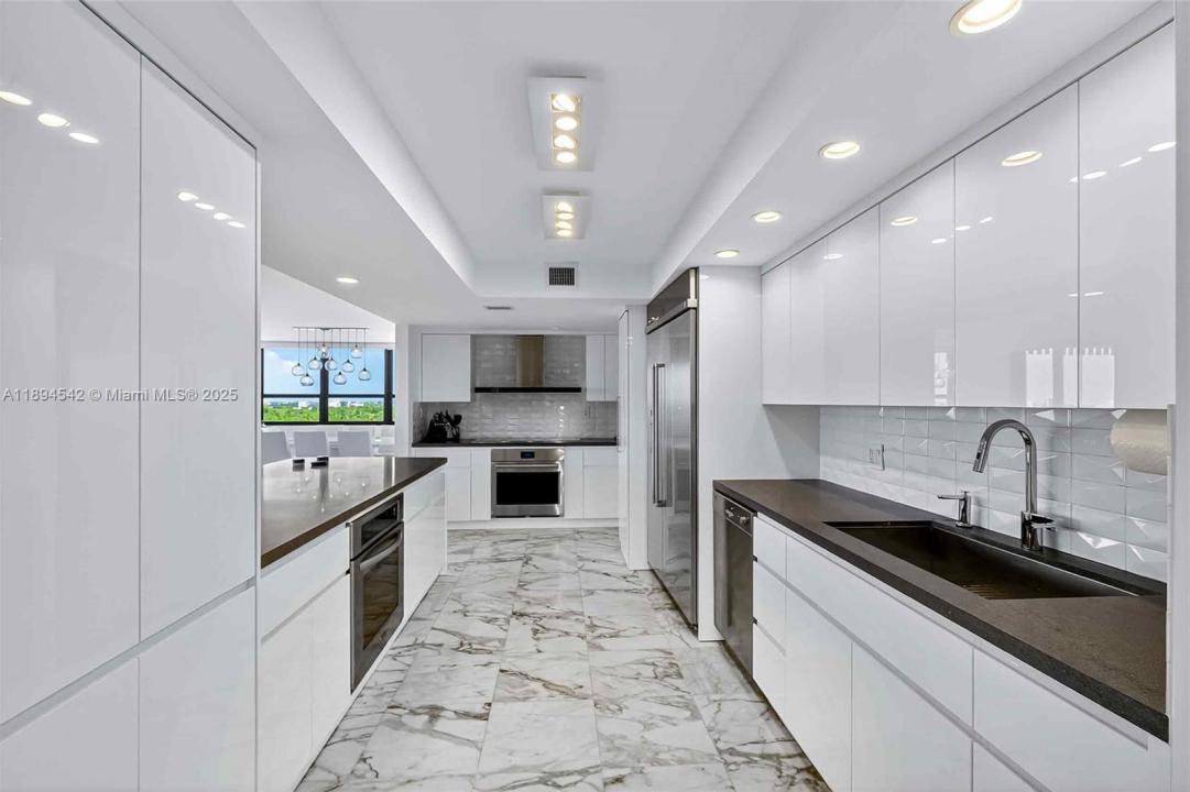2 Grove Isle Dr B1210, Miami, Florida 33133