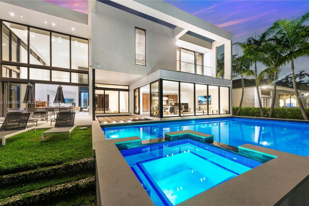 418 Sunset Dr, Hallandale Beach, Florida 33009
