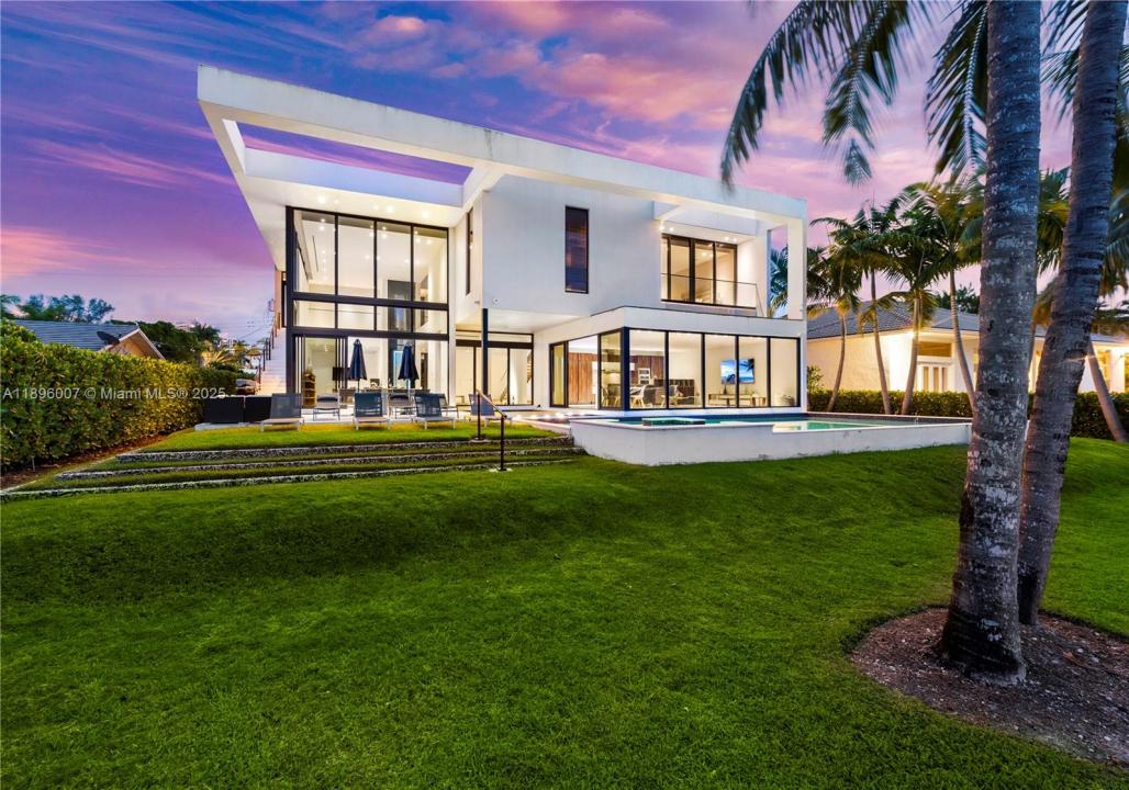418 Sunset Dr, Hallandale Beach, Florida 33009