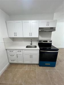 2588 NE 182nd Ter F, North Miami Beach, Florida 33160, USA