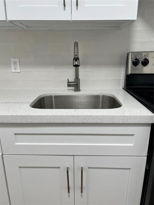 2588 NE 182nd Ter F, North Miami Beach, فلوريدا 33160, الولايات المتحدة