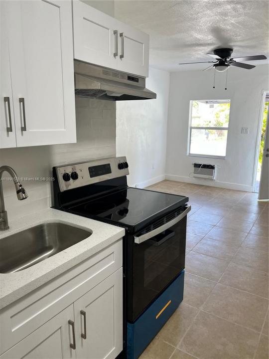 2588 NE 182nd Ter F, North Miami Beach, فلوريدا 33160, الولايات المتحدة