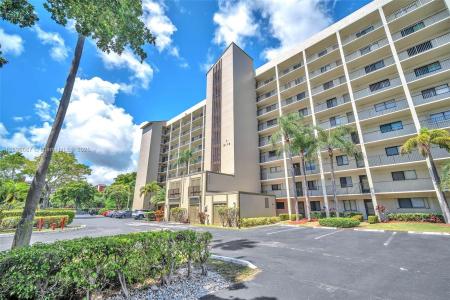 2112 S Cypress Bend Dr 802, Pompano Beach, Florida 33069, USA