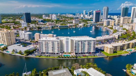 401 Golden Isles Dr 304, Hallandale Beach, Florida 33009, USA