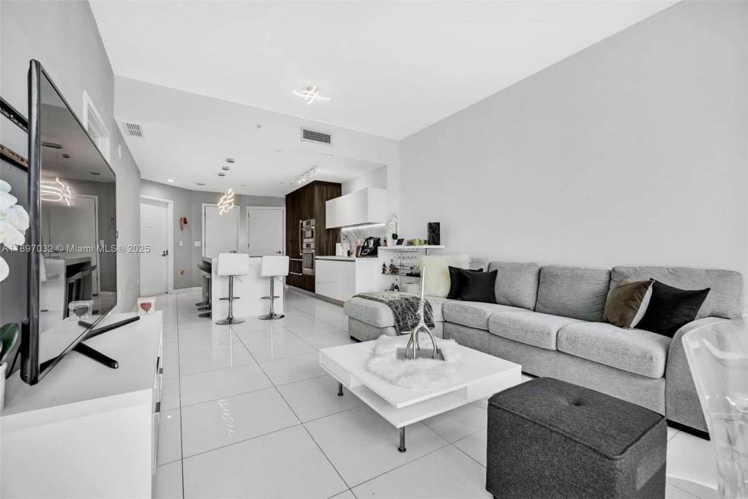 851 NE 1st Ave 806, Miami, Florida 33132, Estados Unidos