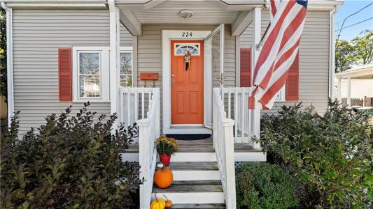 224 Palace Avenue, Warwick, Rhode Island 02886, USA