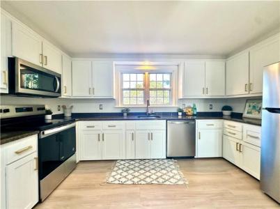 426 Metacom Avenue 1, Bristol, Rhode Island 02809, HOA KỲ