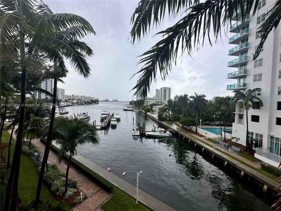 7918 Harbor Island Dr 311, North Bay Village, Florida 33141, USA