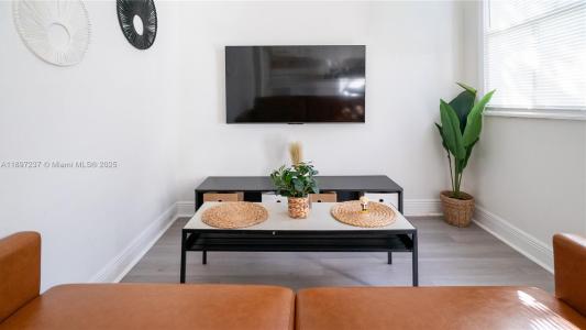 1177 NW 30th St, Miami, Florida 33127, USA