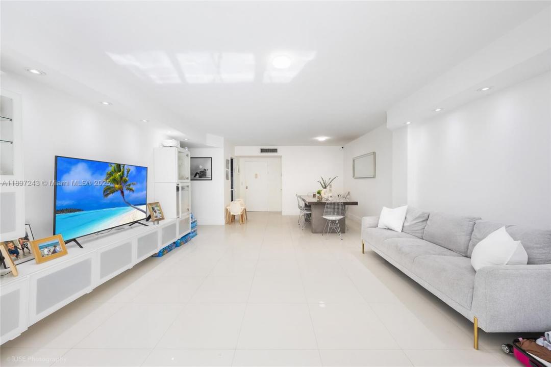 1001 91st St 303, Bay Harbor Islands, Florida 33154, USA
