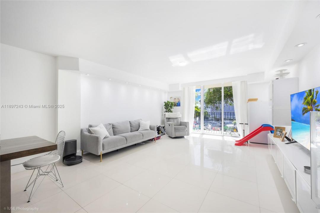 1001 91st St 303, Bay Harbor Islands, Florida 33154, USA