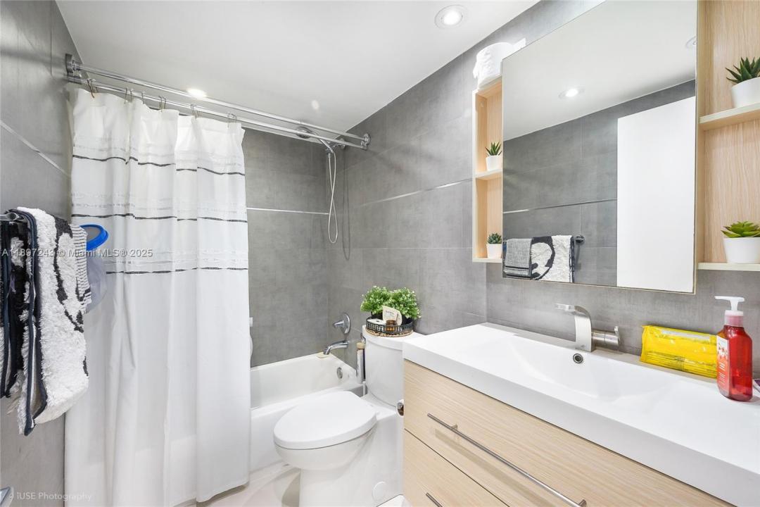 1001 91st St 303, Bay Harbor Islands, Florida 33154, USA