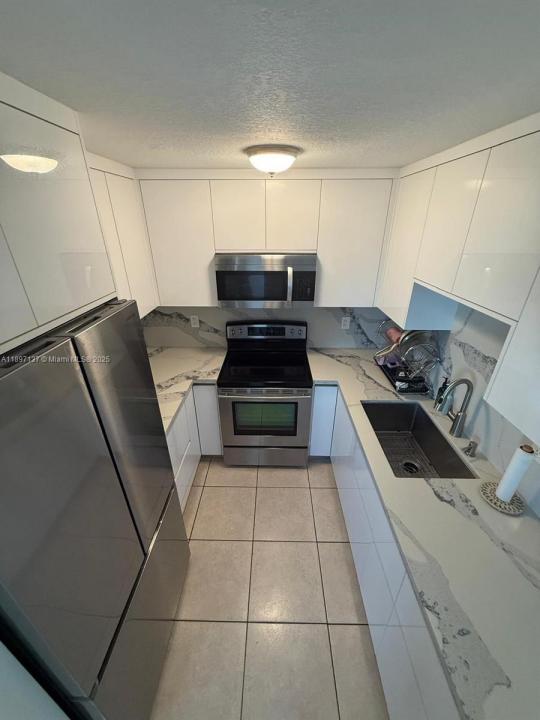 9350 Fontainebleau Blvd 401, Miami, Florida 33172, USA