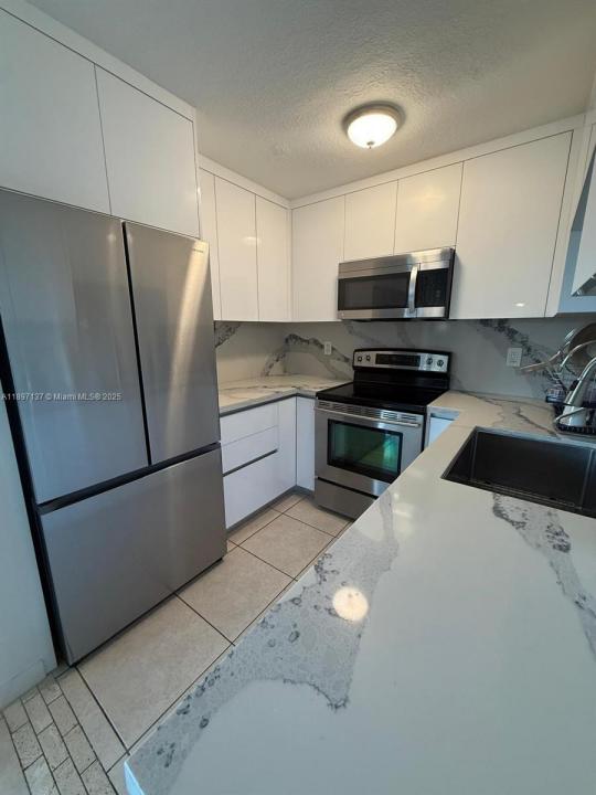 9350 Fontainebleau Blvd 401, Miami, Florida 33172, USA