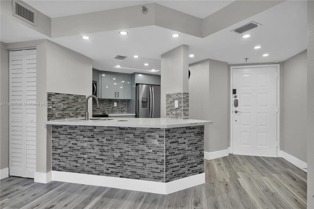 5880 Collins Ave 403, Miami Beach, Florida 33140, HOA KỲ