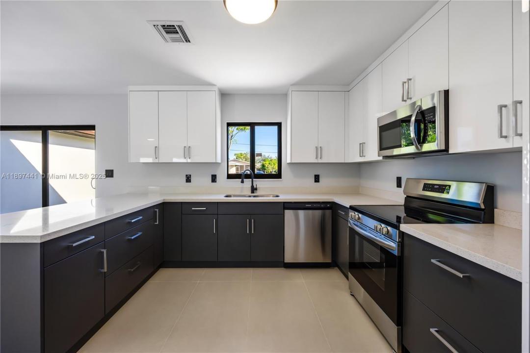 205 SE 3rd St, Dania Beach, Florida 33004