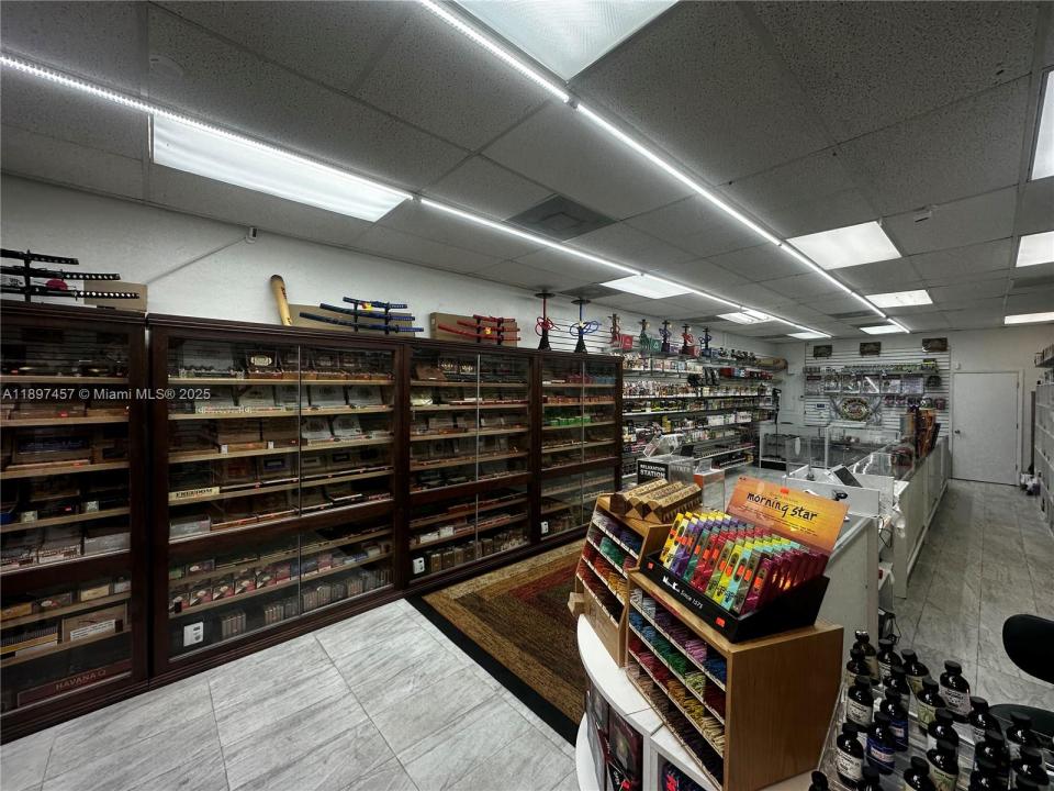 Confidential SW smoke shop, Palmetto Bay, Floride 33157, États-Unis