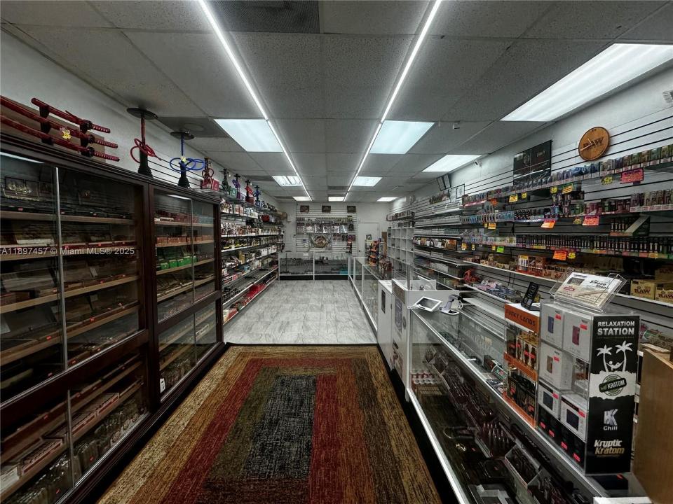 Confidential SW smoke shop, Palmetto Bay, Floride 33157, États-Unis