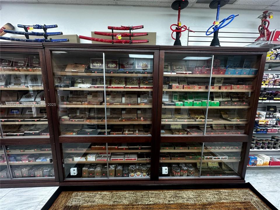 Confidential SW smoke shop, Palmetto Bay, Floride 33157, États-Unis