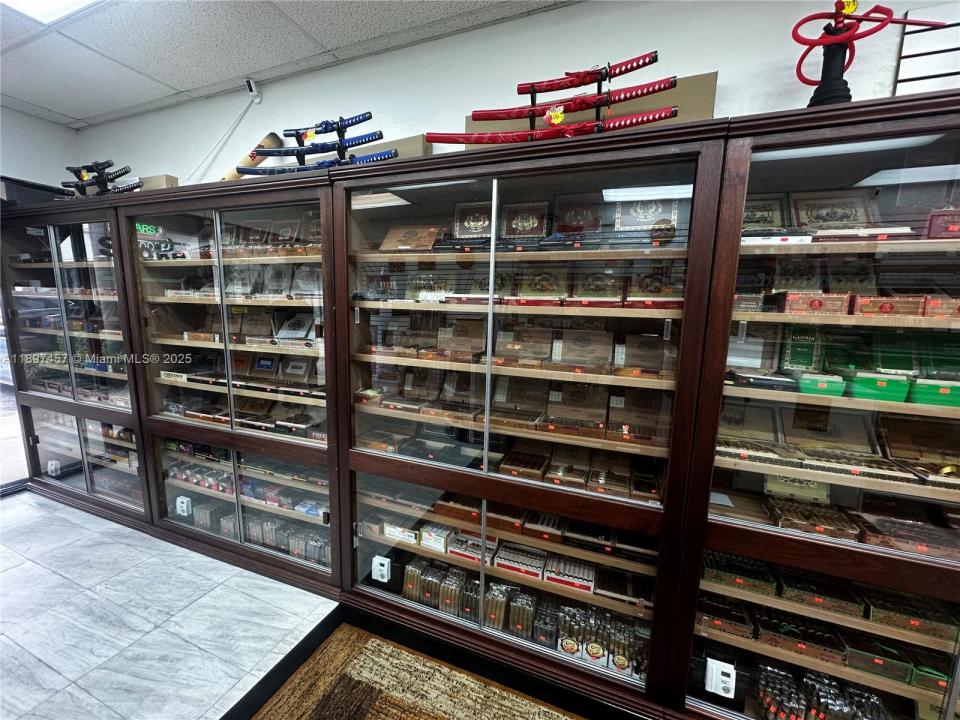 Confidential SW smoke shop, Palmetto Bay, Floride 33157, États-Unis