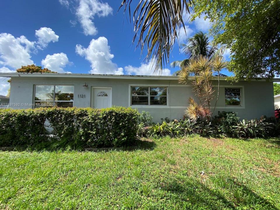 1121 NE 214th St, Miami, Floryda 33179, USA