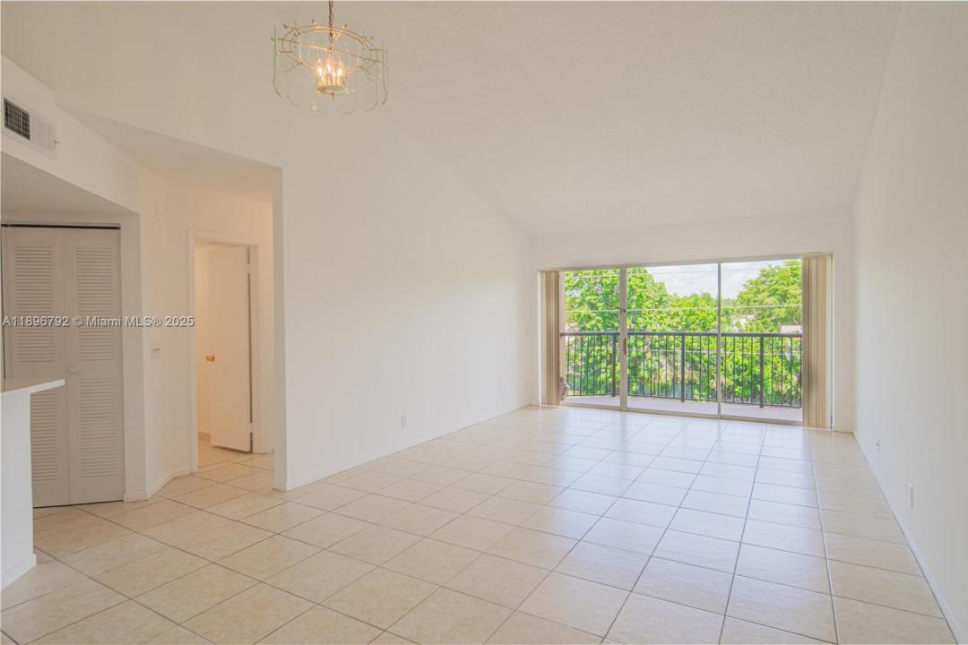 9033 Wiles Rd 303, Coral Springs, Floryda 33067, USA