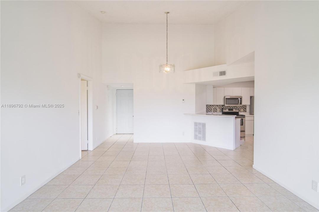 9033 Wiles Rd 303, Coral Springs, Floryda 33067, USA