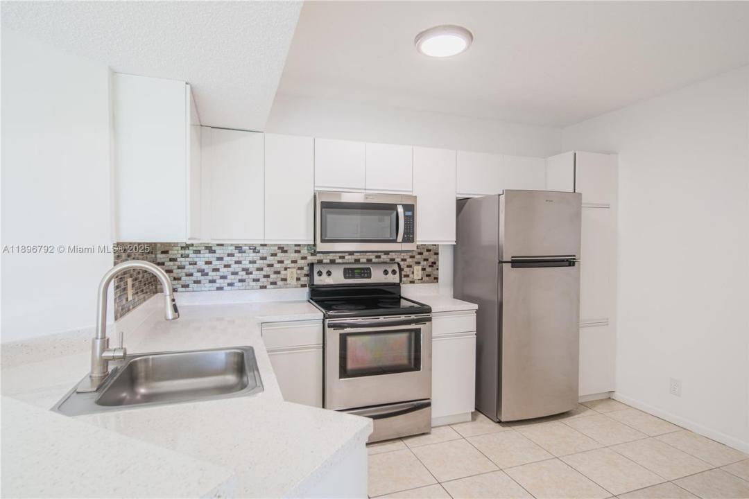 9033 Wiles Rd 303, Coral Springs, Floryda 33067, USA