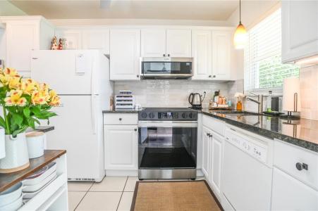 581 Blue Heron Dr 112-B, Hallandale Beach, Florida 33009, USA
