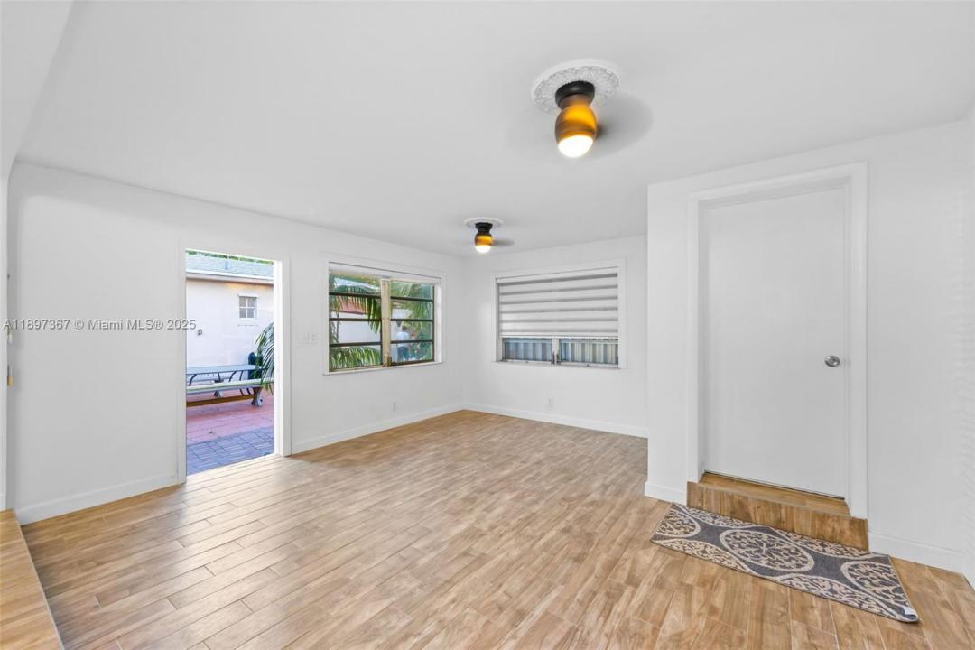 23 SW 8th CT, Hallandale Beach, Florida 33009