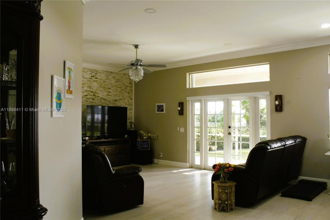 1096 Fairfield Meadows Dr, Weston, Floryda 33327, USA
