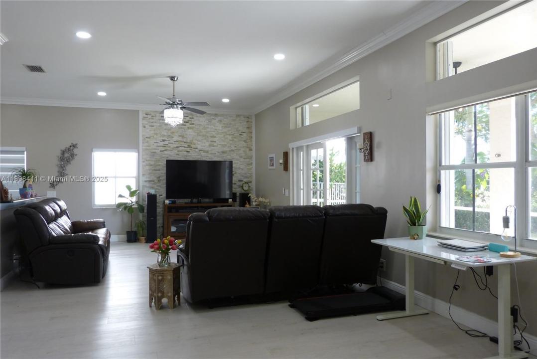 1096 Fairfield Meadows Dr, Weston, Floryda 33327, USA