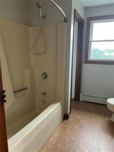 3 Buttonwood Street 2, Bristol, Rhode Island 02809, Estados Unidos