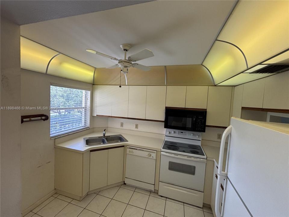 201 Quail Forest Blvd 305, Naples, Florida 34105, Stati Uniti