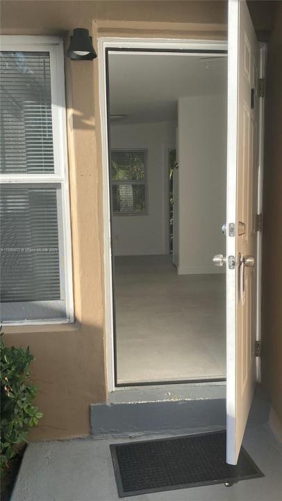 2011 NE 167th St 6, North Miami Beach, Флорида 33162, Соединенные Штаты