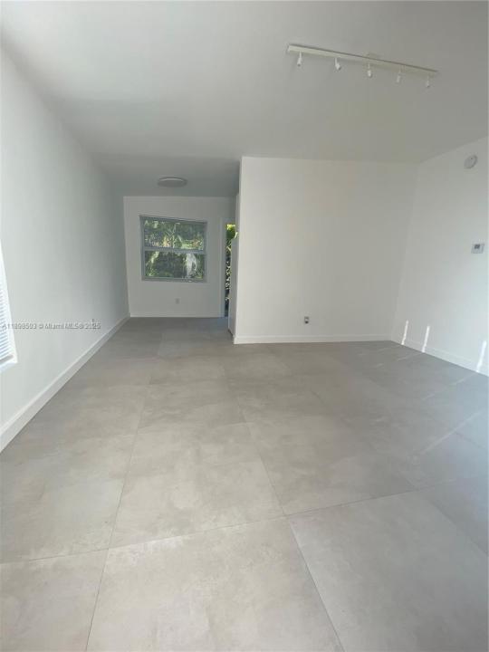 2011 NE 167th St 6, North Miami Beach, Флорида 33162, Соединенные Штаты